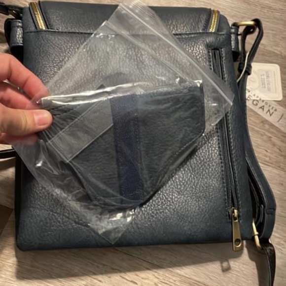 Brand new Teal Women’s Concealed Weapon Crossbody - Picture 3 of 3